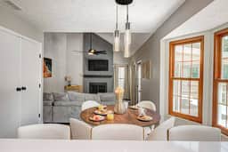 Modern Home: Hot-Tub, Fire-Pit, Sleeps12, Pets ok