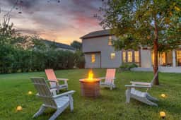 Modern Home: Hot-Tub, Fire-Pit, Sleeps12, Pets ok