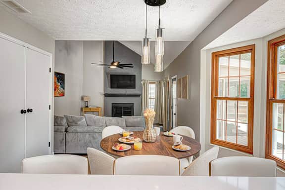 Modern Home: Hot-Tub, Fire-Pit, Sleeps12, Pets ok