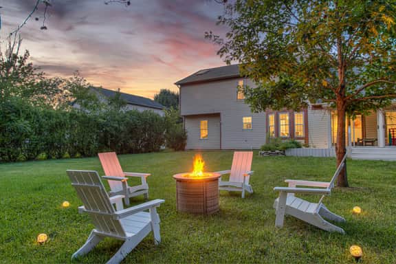 Modern Home: Hot-Tub, Fire-Pit, Sleeps12, Pets ok