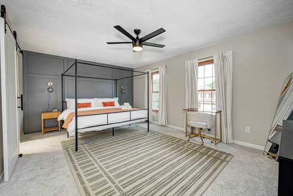 Modern Home: Hot-Tub, Fire-Pit, Sleeps12, Pets ok