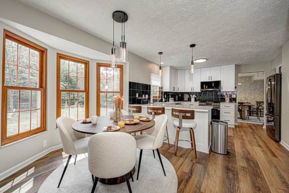 Modern Home: Hot-Tub, Fire-Pit, Sleeps12, Pets ok