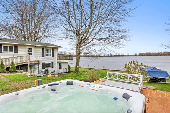 Coady Lakefront, 4BR, Hot-Tub, Kayak, Pets ok, S14