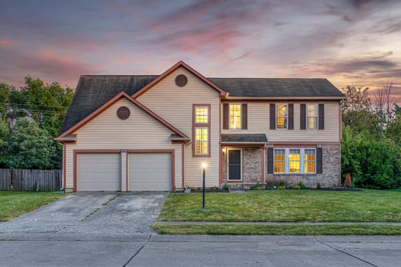 Modern Home: Hot-Tub, Fire-Pit, Sleeps12, Pets ok